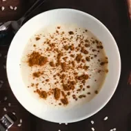 Una receta de arroz con leche tradicional, con canela espolvoreada. 
