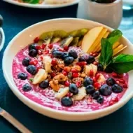 Desayuno con bowl de frutas con acaí  