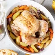 Un pollo relleno, cocinado al horno después de deshuesar. 