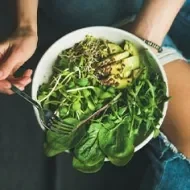 Plato de ensalada con variedad de verduras verdes 