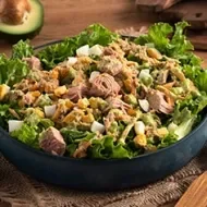 Ensalada de lechuga y huevo con atún en lata, una receta muy popular.