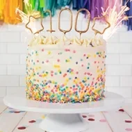 Pastel de cumpleaños con chispas de colores y vela 