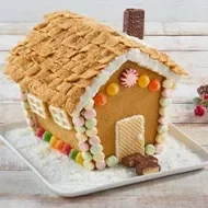 Casita de jengibre decorada diferentes dulces