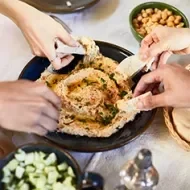 El hummus es una comida árabe muy popular.