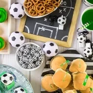 Mesa con botanas fáciles para ver fútbol.