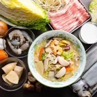 Variedad de mariscos y verduras para hacer caldo de pescado   