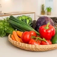 Diferentes vegetales en canasto de cocina clasificación alimentos  