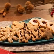 Galletas, una botana navideña popular, en forma de estrellas, árboles y copos de nieve