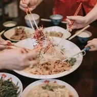 Una familia compartiendo una comida típica de China. 
