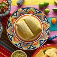 Tamales sobre una mesa, un plato común en los libros de cocina de América Latina. 
