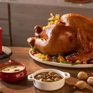 Mesa con pavo y comida típica navideña de la región 