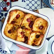 Budín de pan con cerezas, hecho con pan duro y reutilizado.