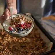 Plato con yogurt, frutas y granola 