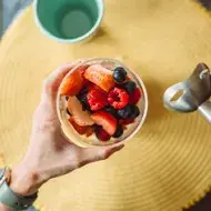 Vaso con moras azules y frambuesas con licuadora de inmersión