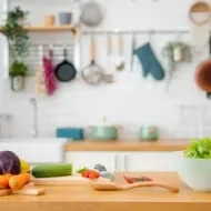 Cocina con ingredientes y utensilios contaminación cruzada