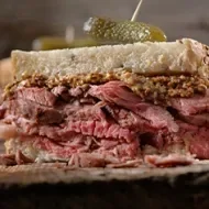 Cómo preparar un sándwich relleno con roastbeef y pepinillo Cómo preparar un sándwich relleno con roastbeef y pepinillo