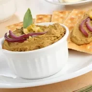 Paté de pollo, servido con galletas para untar. 