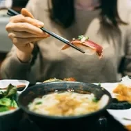 Mujer comiendo en Japón, un gran destino del turismo gastronómico. 