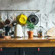 Utensilios y electrodomésticos en encimera de cocina ecológica