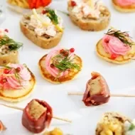 Mesa servida con botanas saladas y dulces para fiesta 