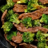 Plato de una receta de brócoli con carne.