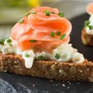 Pan de centeno con salmón ahumado y queso.