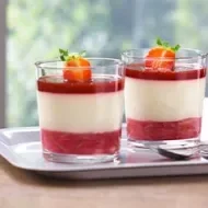 Panna cotta con plato y cubiertos