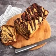 Babka de chocolate entero y rebanada