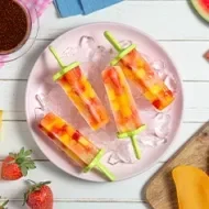 Paletas de hielo con trozos de fruta 