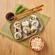 Rollo de tipos de sushi con salsa soya 