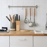 Cocina con utensilios y espátulas metálicas 