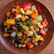 Ensalada de verduras con zucchini en un tazón 