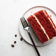 Rebanada de pastel Red Velvet en un plato