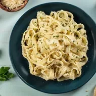 Plato de fetuccini con salsa Alfredo 
