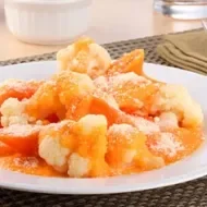 Plato de receta con coliflor y salsa de zanahoria 