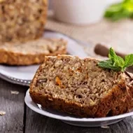 Porción de postre de ponqué de zanahoria sin azúcar