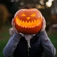 Calabaza de Halloween sobre el cuerpo de una persona. 