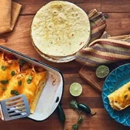 Mesa con preparaciones hechas con tipos de tortilla