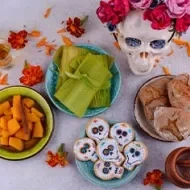 Variedad de comidas y dulces para celebrar Día de Muertos