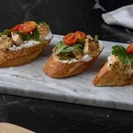 Tapas españolas con tomate, queso crema, albahaca y pollo. 