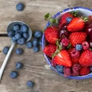 Tazón con variedad de frutos rojos 