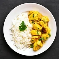 Arroz basmati con pollo al curry y unas hojitas de perejil