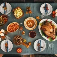 Mesa con diversos platos y recetas con pavo