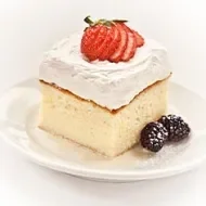 Pastel tres leches con merengue, fresas y moras. 