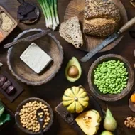 Diferentes comidas con todos los tipos de nutrientes que existen en los alimentos.
