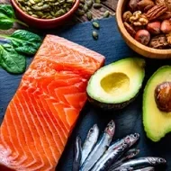 Aceite, salmón, aguacate, entre otras fuentes alimenticias de los diversos tipos de grasas