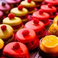 Macarons de colores clásicos de la repostería francesa