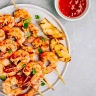 Camarones y langostinos al ajillo, tipos de mariscos en pincho con salsa