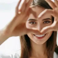 Una mujer disfrutando de su bienestar integral