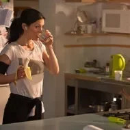 Una mujer comiendo una receta antes de empezar su meditación